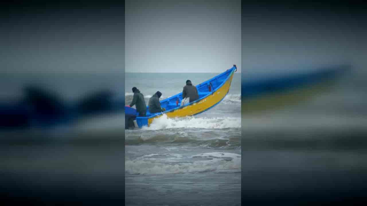 صیاد ها در قایق موتوری